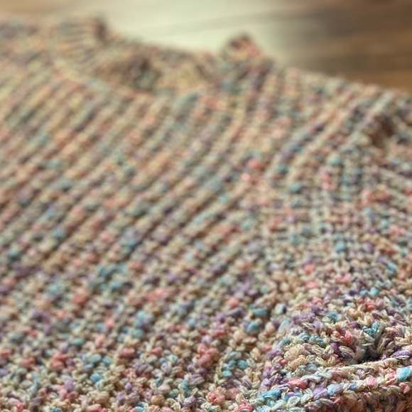 🎶Beautiful Crochet Semi-cropped Sweater - Picture 5 of 9